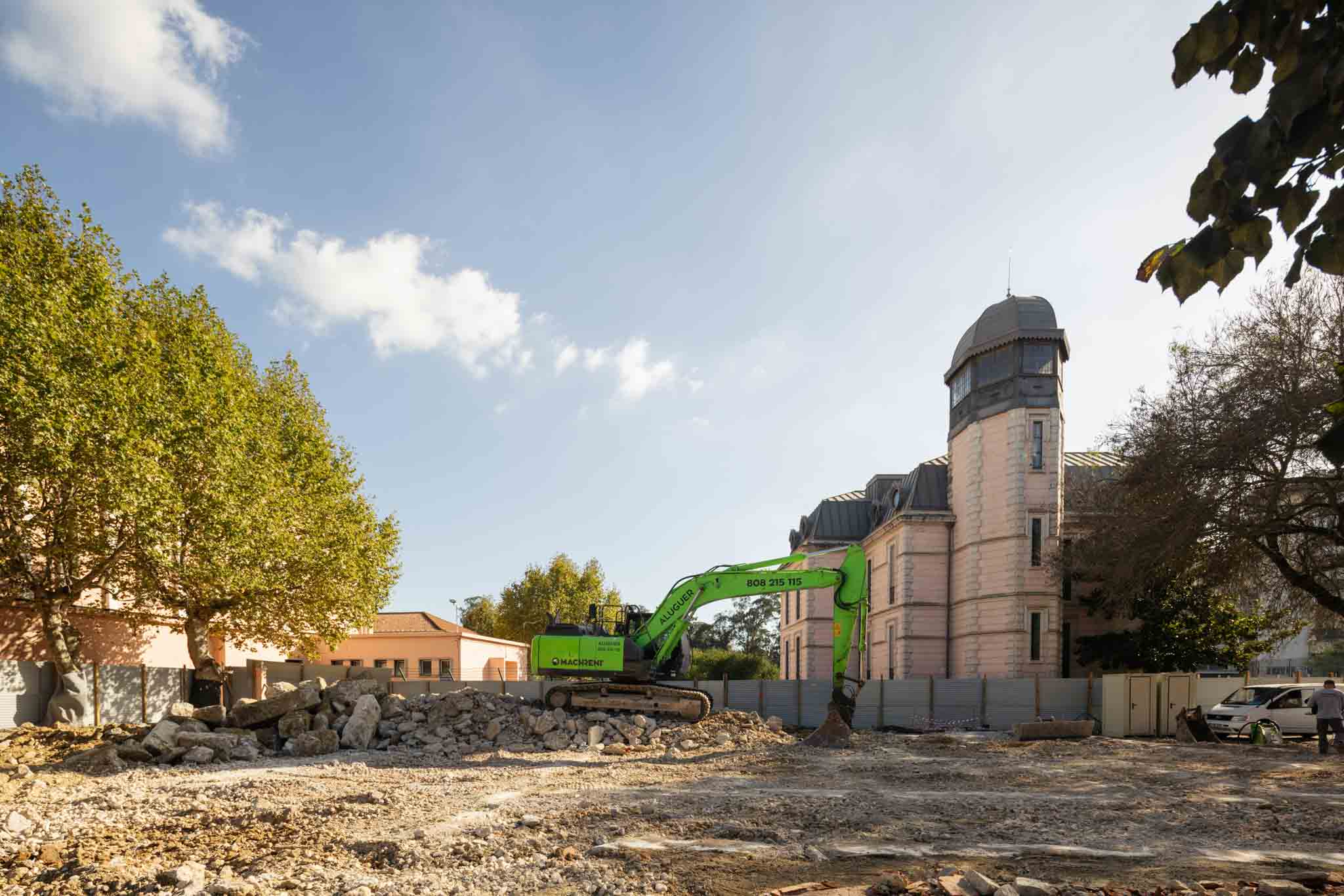 Demolição total do salão Simão Rogdrigues